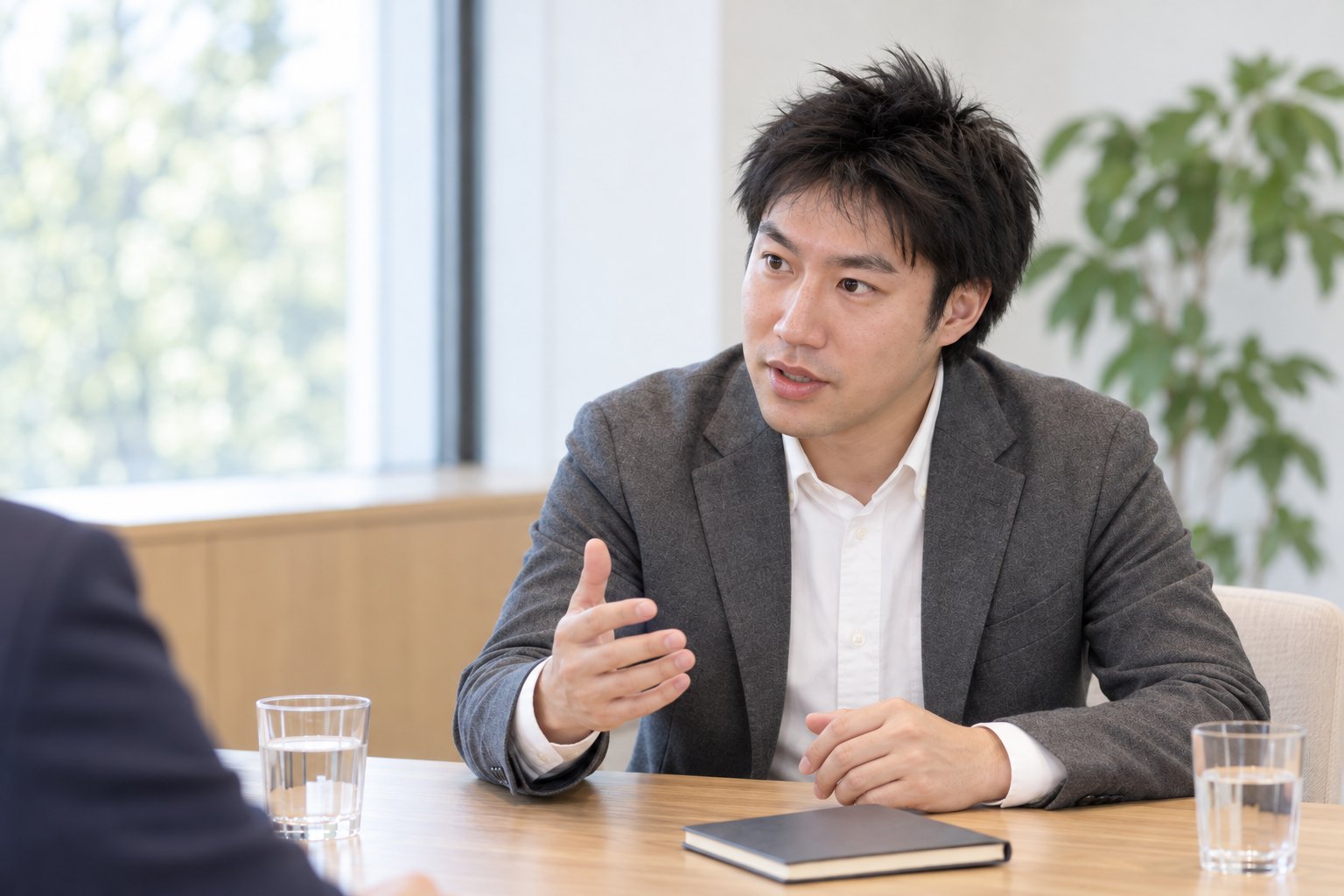質問する澤 万純
